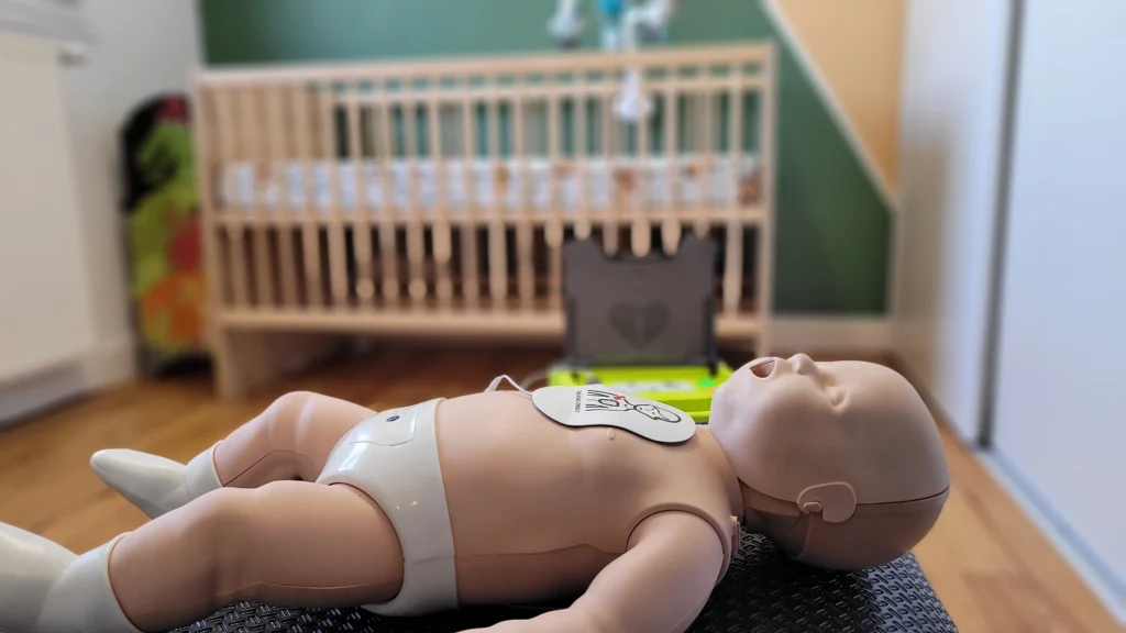 Mannequin nourrisson d'entraînement à la formation aux premiers secours enfant et nourrisson
